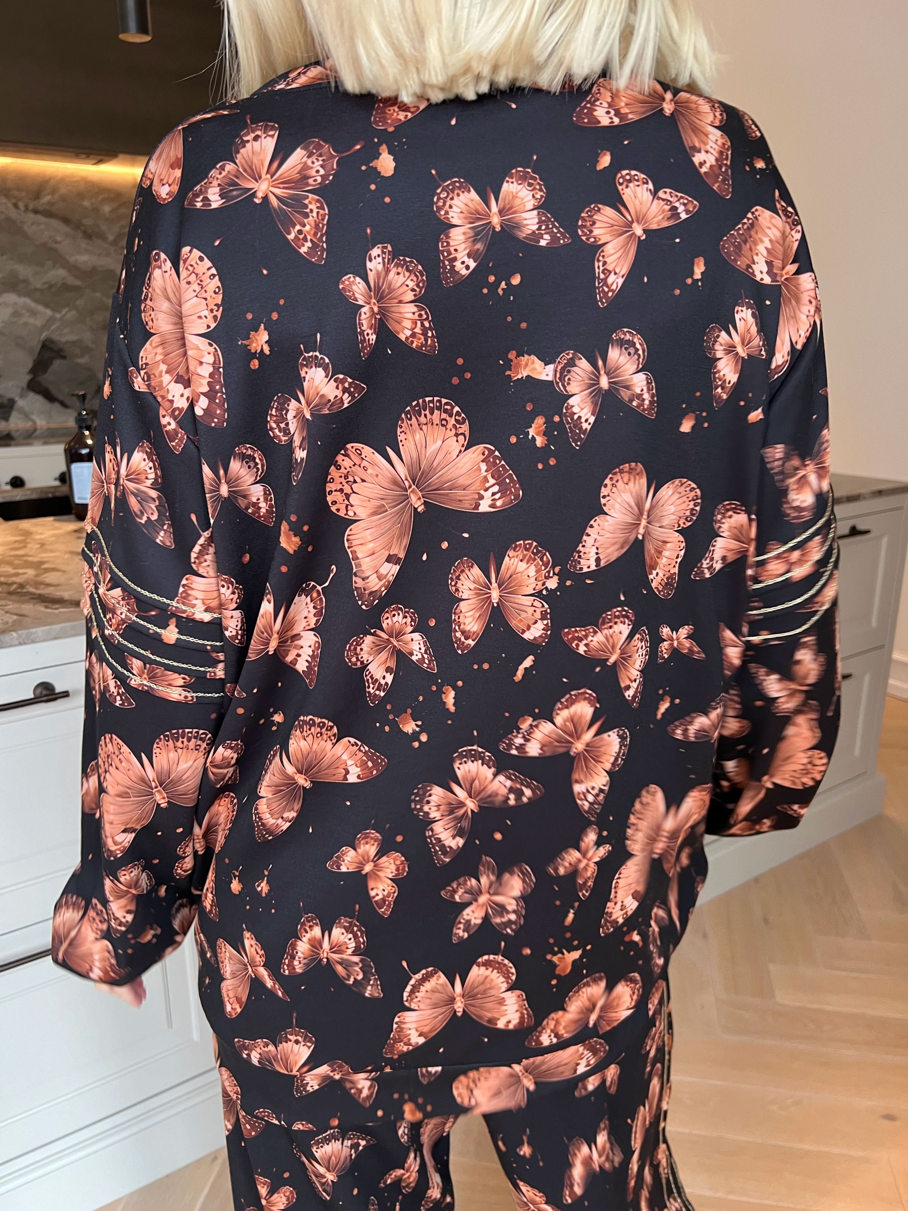Dream Butterfly - Joggingställ i viskos med fjärilsmönster, gulddetaljer och ribbade kanter